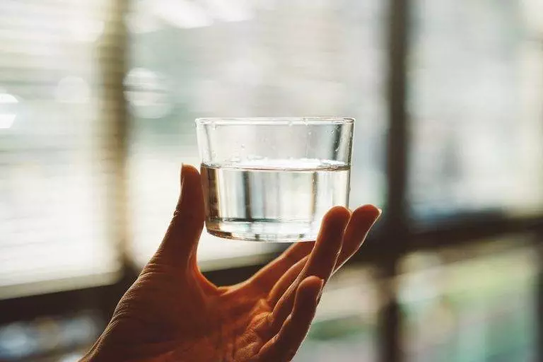 Importanța unei hidratări adecvate și modalități de a bea mai multă apă