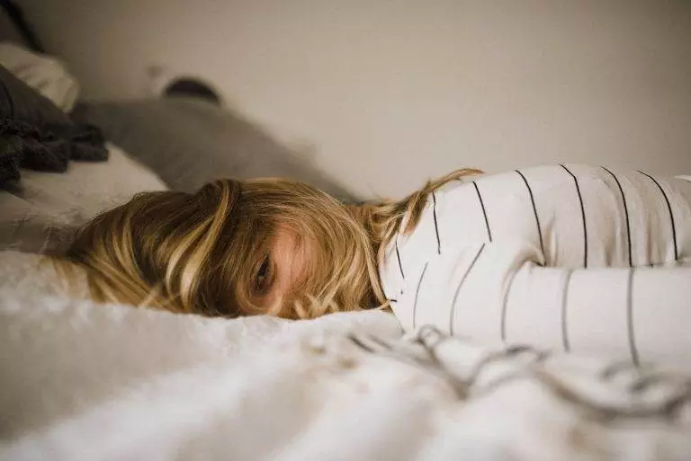 Cum să îți creezi un program de somn regulat și odihnitor